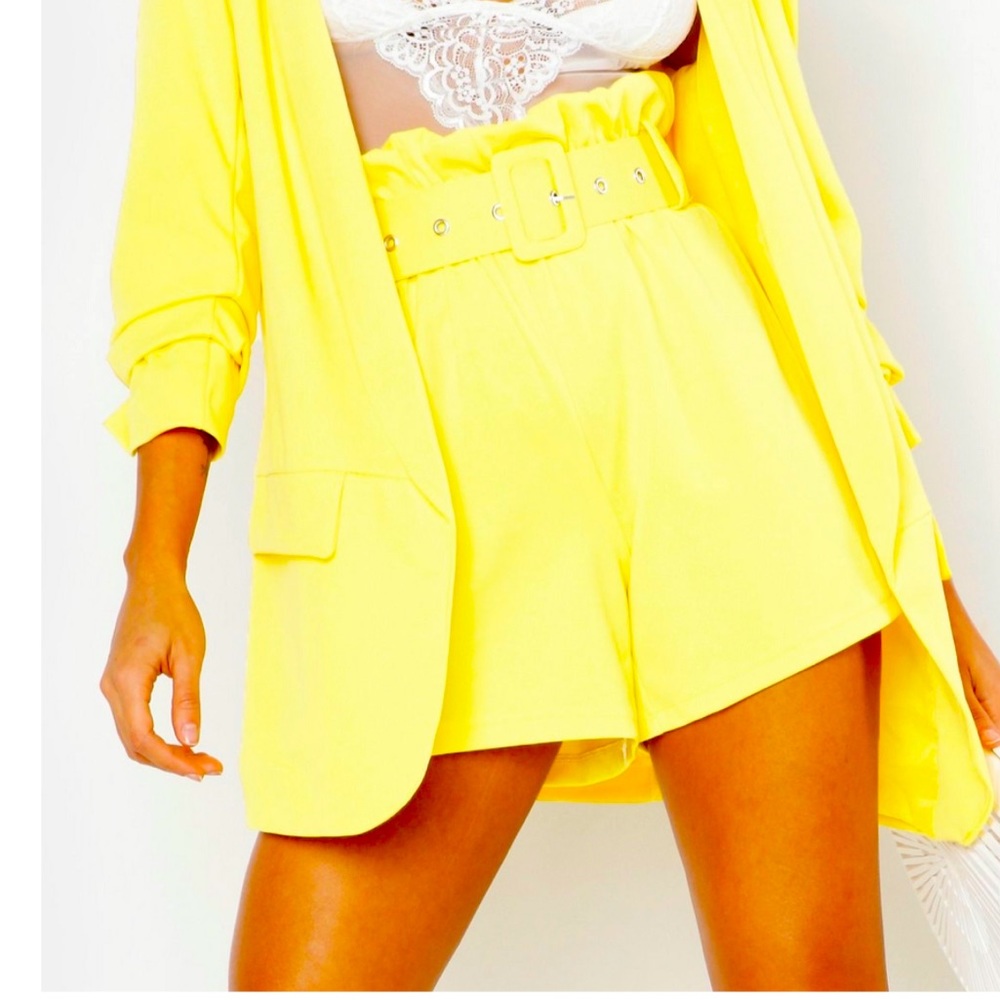 White tailored shorts with Belt